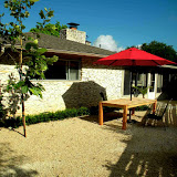 modern-suburban-backyard-outdoor-entertaining.jpg